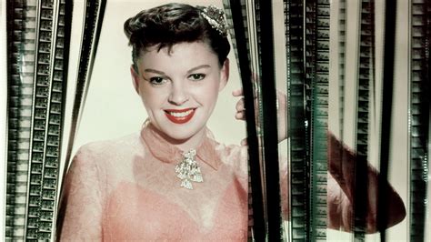 The Judy Garland Show Un talent extraordinaire rencontre le rire et la musique dans un spectacle flamboyant!